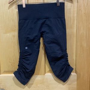 Lululemon black stretch Capri legging 4